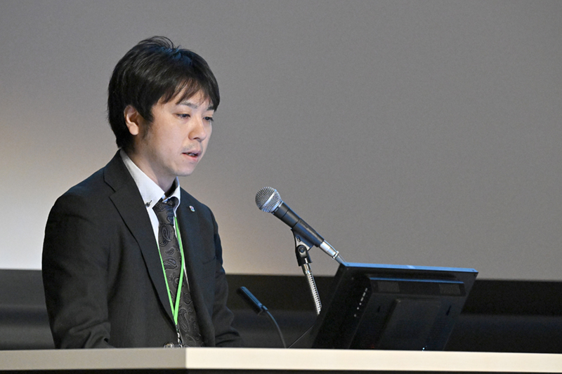 記念講演を行う土屋輝幸さん