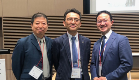 開会前の宮澤代表理事（中央）と真壁昇理事（右）と雑誌『ヘルスケア・レストラン』佐々木編集長のスリーショット