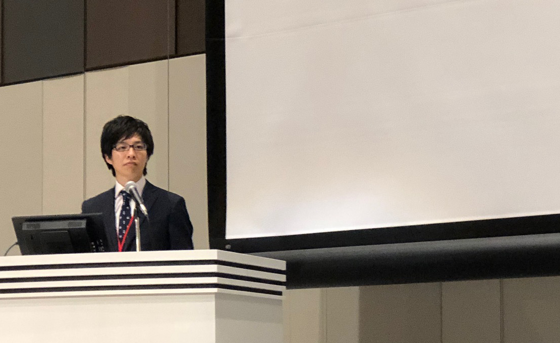 記念講演で壇上に立つ牛島圭太さん
